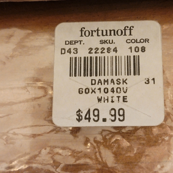 Fortunoff Ivory Damask Oval Tablecloth with 12 matching Napkins - Picture 6 of 10